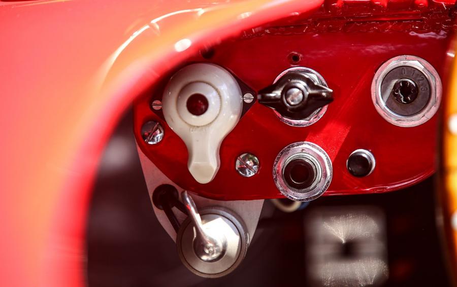 Детали интерьера Ferrari 500 Mondial Scaglietti Spyder (Series I) 1954 года  (фото 19 из 23)